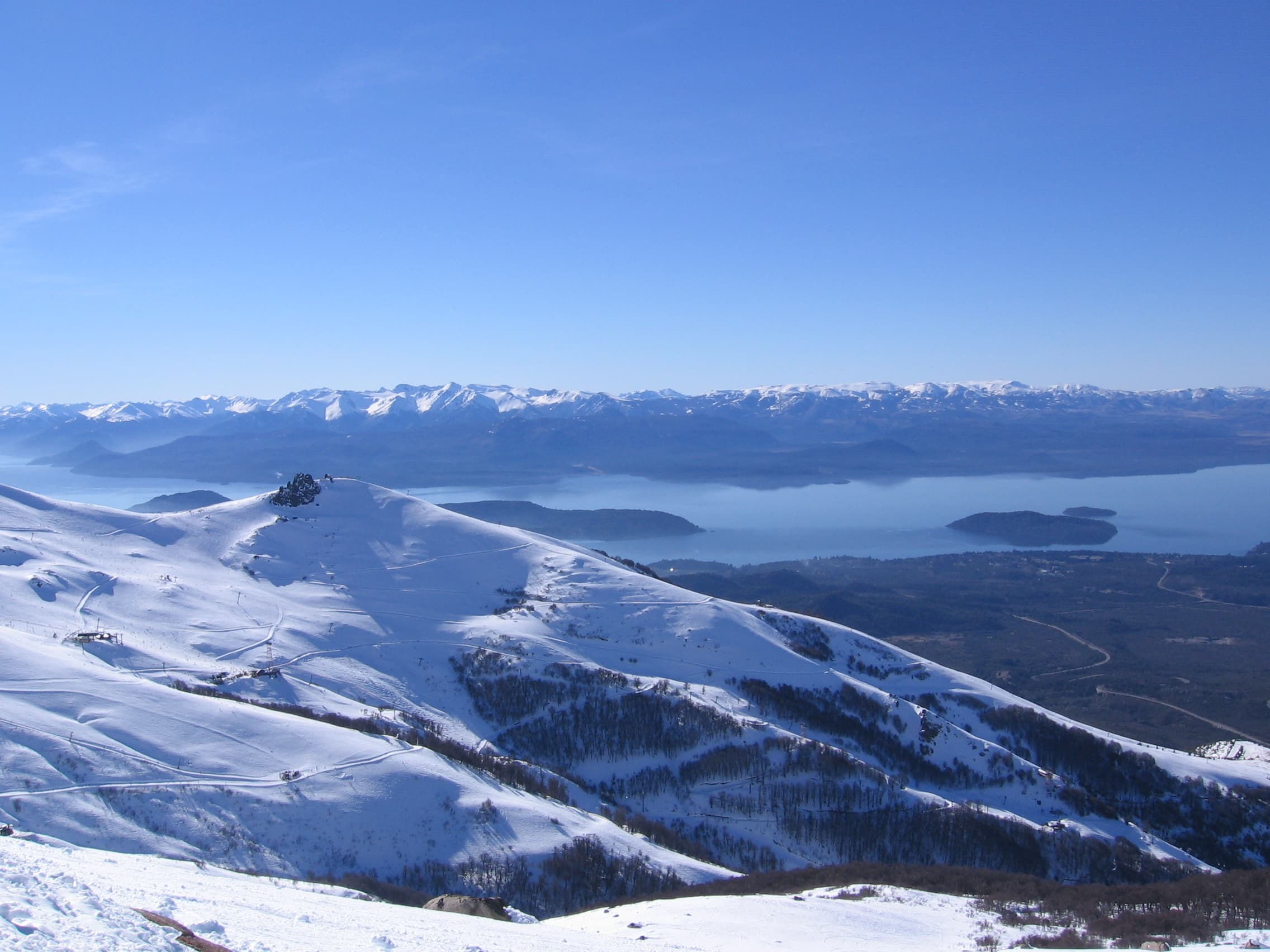 Montañas nevadas bajo un cielo azul en la Patagonia