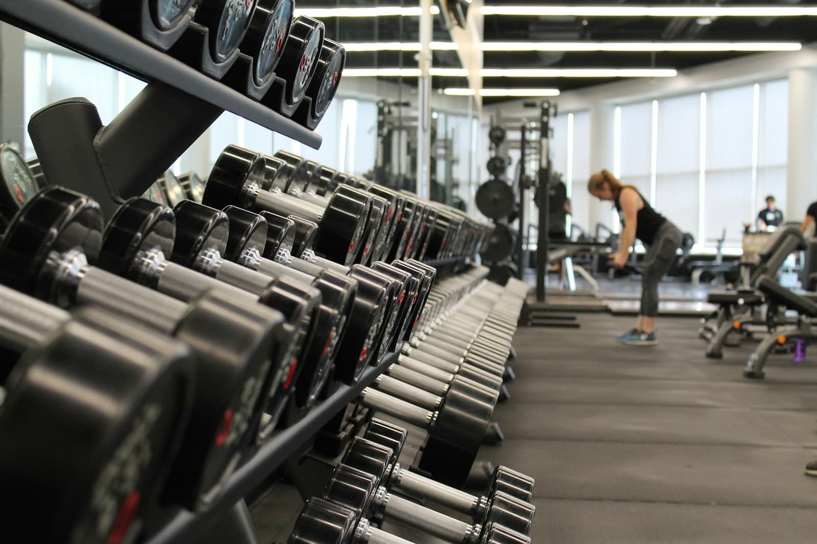 Zona de entrenamiento con equipamiento de fuerza