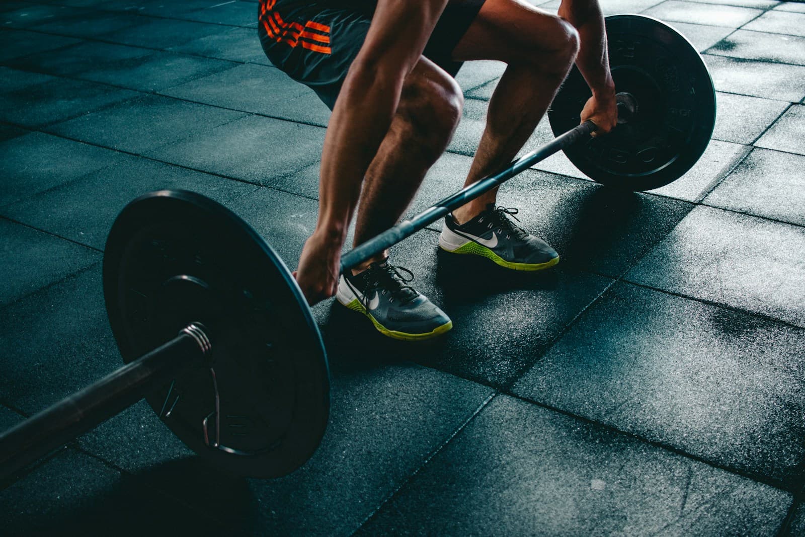 Persona entrenando fuerza en un gimnasio